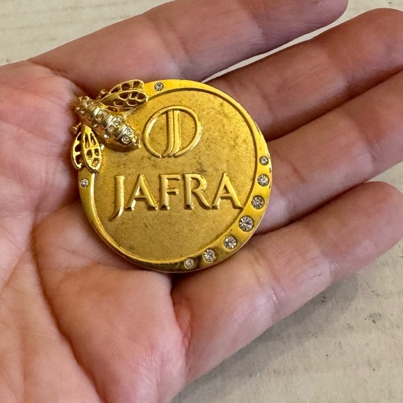 Jafra Gold Brooch with Crystal Accents - Picture 13 of 16